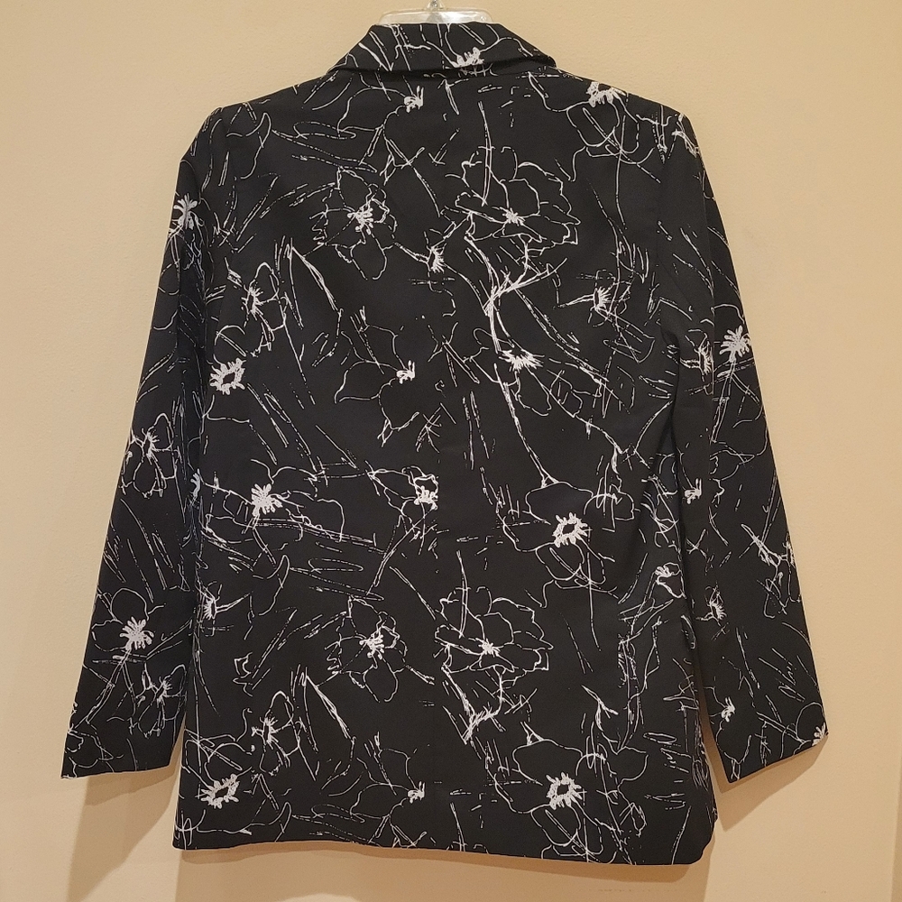 ASTR black and white abstract floral blazer - Picture 3 of 5